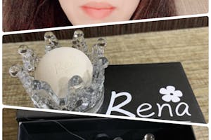 非常感謝美周報以及Rena Beauty超貼妝美妝蛋體驗試用。 
它這一款美妝蛋可以乾濕兩用 ，打開美美的盒子 ，可以看到一顆Rena美妝蛋和一個玻璃皇冠美妝蛋架 ，看起來真的超漂亮非常的有質感 ，Rena美妝蛋的觸感真的很優，摸起來很柔嫩Q彈， 它有著極細緻的氣孔 ，試過之後真的也愛上這種妝感，超美妝蛋使用時我會先浸水清洗，沾水後會膨脹大約1.5倍，膨脹後的美妝蛋超可愛又澎又柔軟，沾取粉底液很均勻，這款的海綿細緻度真的很不錯，採用100%親水性聚氨酯材料，觸感很棒的一顆美妝蛋，上妝十分服貼均勻。
 推薦給大家試試
 #美妝試用 #美周試用 #美妝蛋 #貼妝必備 #RenaBeauty #RenaBeauty 超貼妝美妝蛋
 @renasbeautyland @ibeautyreport