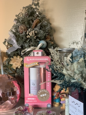 Za創新專櫃級美白聚光粉底精華，打造亮一階膚色無暇完美妝感！