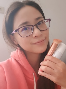 Za創新專櫃級美白聚光粉底精華，打造亮一階膚色無暇完美妝感！