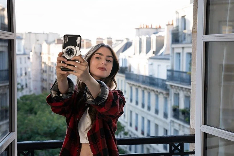 Netflix2020年度片單|愛情喜劇影集:《艾蜜莉在巴黎》(Emily in Paris)|美周報