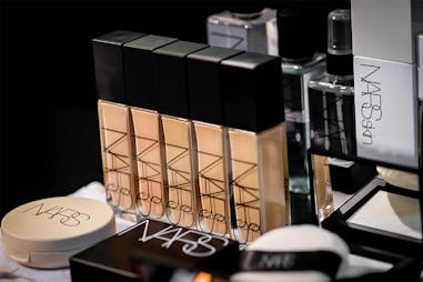 NARS 極光亮顏粉底液｜美周報