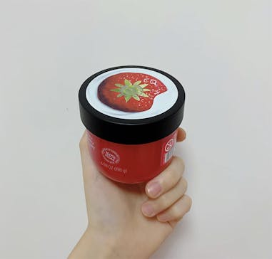  美白身體乳推薦THE BODY SHOP 草莓嫩白保水美肌優格	｜美周報