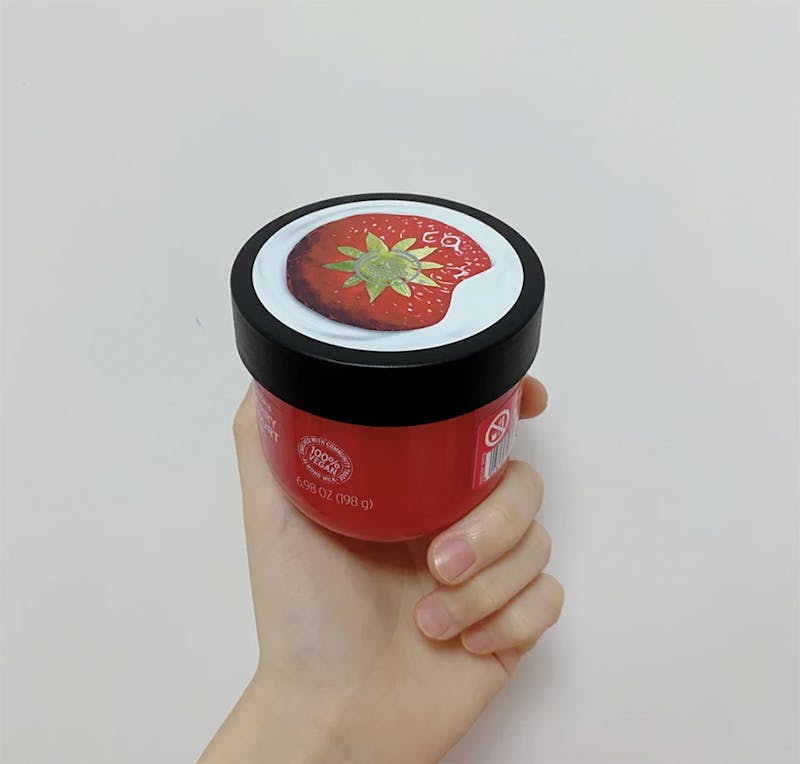  美白身體乳推薦THE BODY SHOP 草莓嫩白保水美肌優格	｜美周報