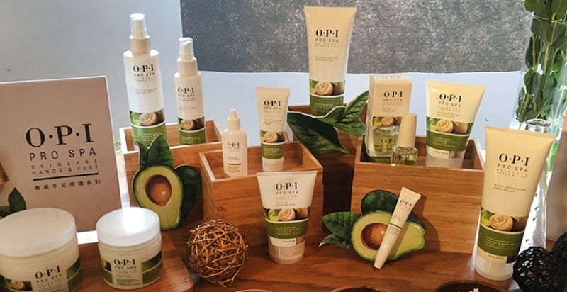 蛤？手比臉還要老10歲！裘莉妳的手該做抗老保養啦～