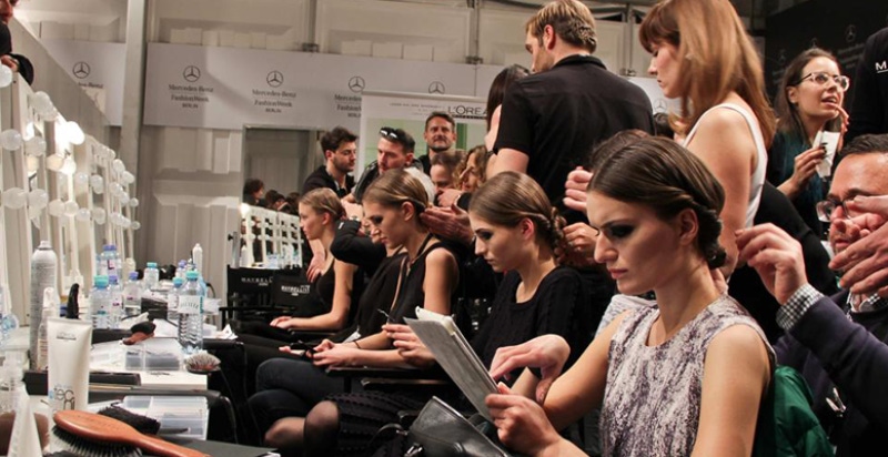 時裝周嗡嗡嗡～化妝師10分鐘KO一位模特兒，忙到快中風！