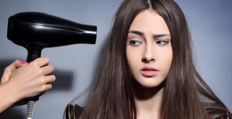 長髮女孩是不是覺得吹頭髮很花時間？4個小方法讓你頭髮乾得更快！｜知識文
