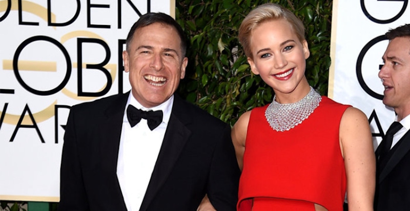 還是愛熟男～手挽大她22歲的導演，小阿珍再度陷入熱戀囉！